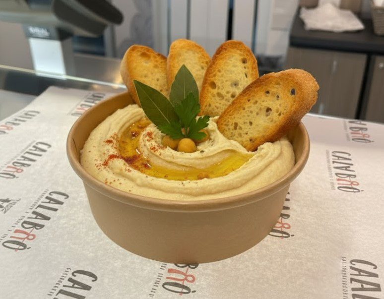 Hummus di ceci con crostini e pane